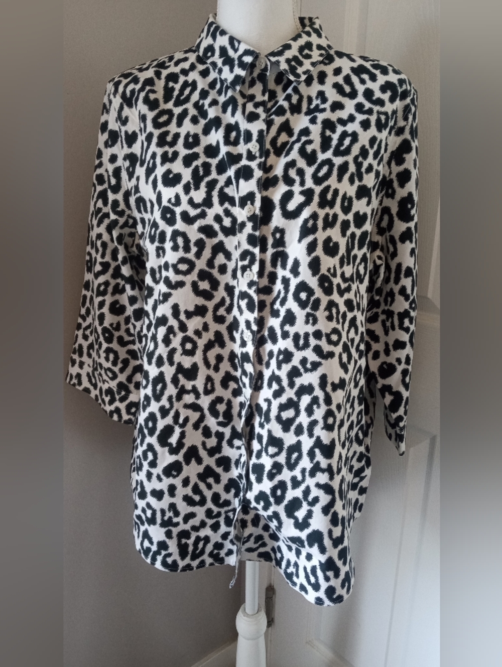 Chico's Black and White Printed Button-Up Top
